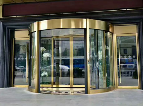 某某賓館黃鈦拉絲不銹鋼旋轉(zhuǎn)門